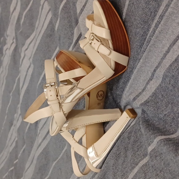 Michael Kors Ankle strap tan leather heels, silver trim heel, sz 8 - Picture 3 of 8